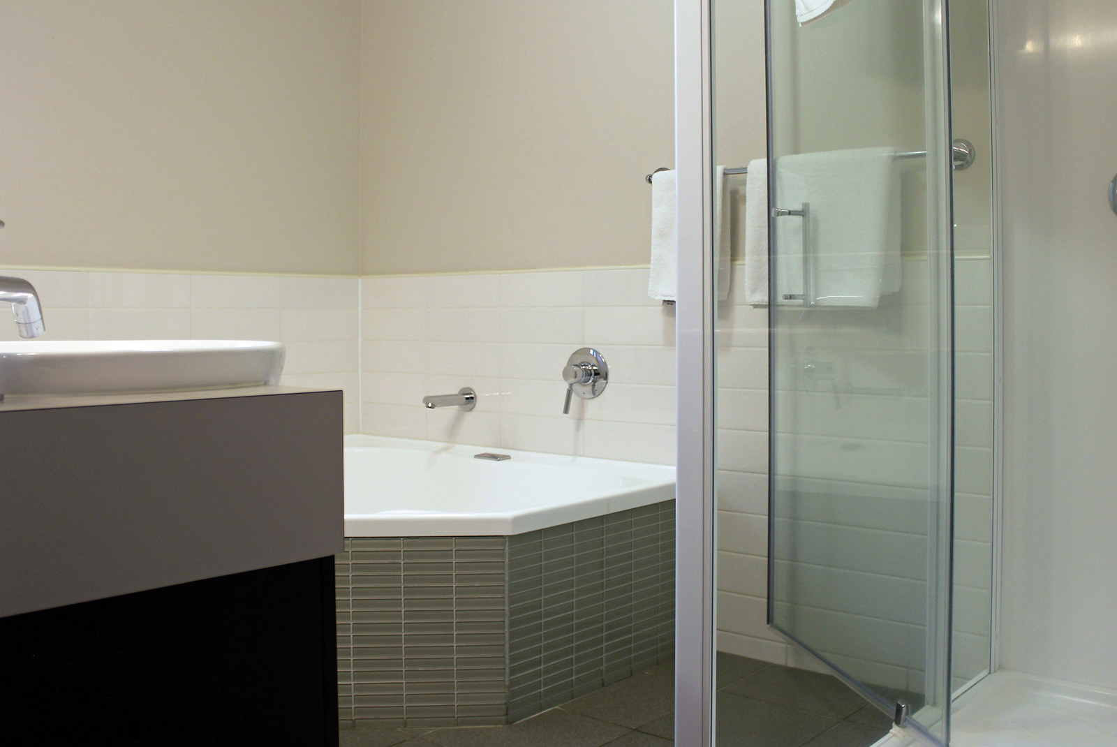 Spa bath suite at One Tree Point Motel, Ruakaka