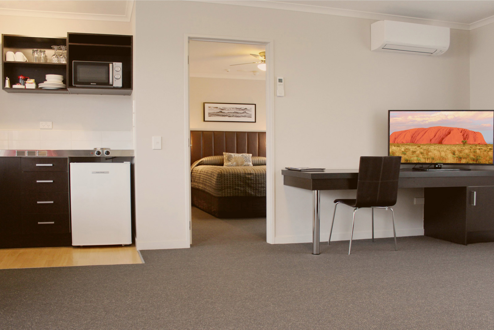 One Tree Point Motel 1-Bedroom Deluxe Spa Suite with kitchenette and separate bedroom — One Tree Point Motel, Ruakaka